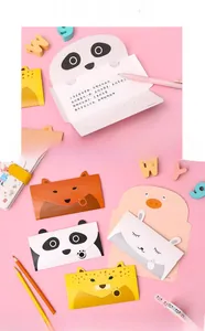 Vue détaillée des cartes animaux avec enveloppes lignées et articles de papeterie