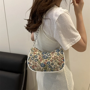Sac cabas rétro à fleurs avec breloque papillon argentée et bandoulière chaîne