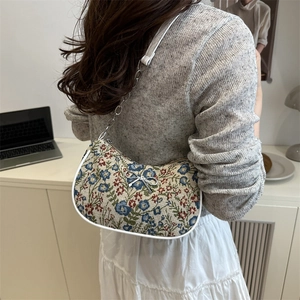 Sac fourre-tout à fleurs avec nœud métallique et bandoulière chaîne pour l'été