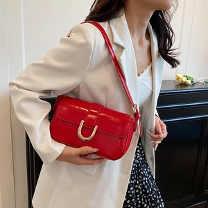 Retro red patent leather shoulder bag with gold horseshoe buckle for elegant women's fashion