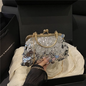 Pochette de soirée élégante à paillettes argentées avec chaîne dorée dans un coffret