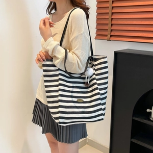 Grand sac fourre-tout en toile rayée avec bretelles noires et breloque en peluche