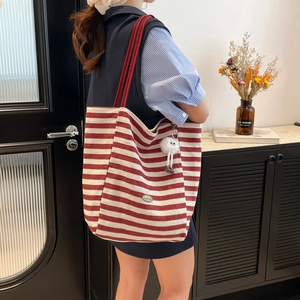 Sac fourre-tout minimaliste en toile à rayures rouges et blanches avec pendentif peluche