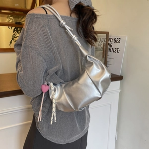 Sac à bandoulière croissant argenté chic avec nœud et décoration de pendentif cœur