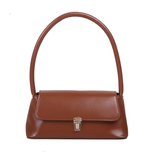Sac baguette en cuir marron avec longues anses et boucle en argent sur fond blanc pur