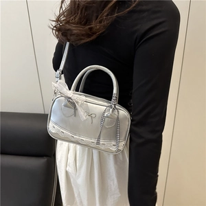 Silberne Boston Bag mit Spitzenbesatz und Schleifendekor, modische Sommer-Umhängetasche