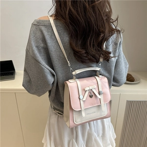 Mini sac à dos rose et blanc élégant avec détail de nœud et pendentif cœur