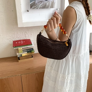 Bolso de media luna tejido marrón oscuro a la moda con asa de cuentas de ámbar
