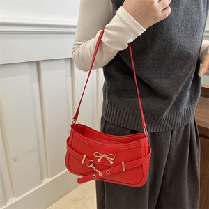 Bolso de hombro rojo de moda con lazo metálico dorado y cinturón de ojales