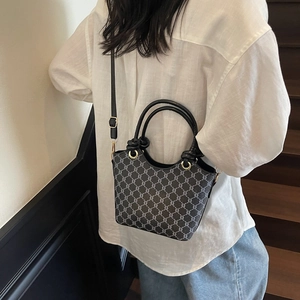 Sac seau vintage pour femme avec motif chaîne, porté main et bandoulière chic