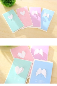 Détail macro de cartes 3D ailes d'ange et cœur aux couleurs pastel de macaron