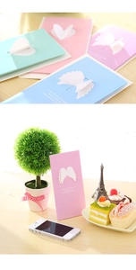 Détail des cartes de vœux pliantes 3D en forme de papillon, couleurs rose et bleu
