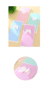Vue détaillée des cartes pop-up 3D ailes de cœur aux tons pastel et design découpé fin
