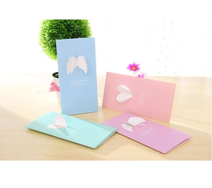 Détail de cartes de vœux élégantes avec découpes 3D d'ailes d'ange et de cœurs