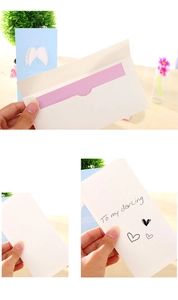 Détail d'une carte de vœux avec ailes d'ange et message To my darling sur l'enveloppe