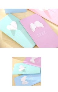 Détail de cartes de vœux 3D avec ailes et cœur en couleurs pastel avec enveloppes