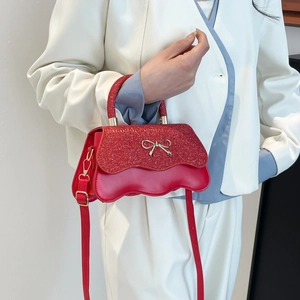 Elegante borsa con paillettes rosse con fibbia a fiocco dorato e tracolla in pelle