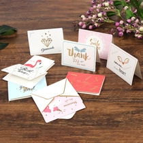 Detailansicht kleiner Geschenkkarten mit Umschlägen und floralen Illustrationen