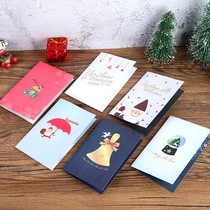 Nahaufnahme von Vintage-Weihnachtskarten mit festlichen Mustern auf einem Holztisch