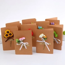 Handgemachte Grußkarten aus braunem Kraftpapier mit Mini-Trockenblumen und Schleifen