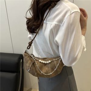 Sac croissant en daim marron avec chaîne de perles et surpiqûres blanches pour femmes