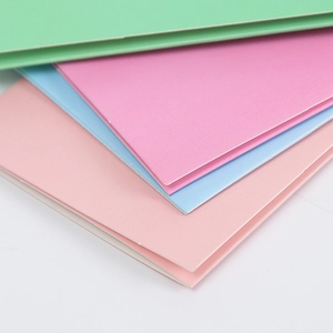 Cartes de vœux couleur macaron avec motif d'ailes et surface texturée avec enveloppes