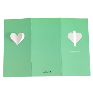 Carte de vœux triptyque verte avec découpes en cœur et texte inspirant inclus