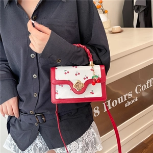 Sac à main carré blanc à imprimé cerise, poignée tissée et pendentif cerise élégant