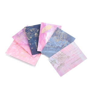 Surtido de tarjetas de felicitación doradas con motivos florales y marmoleados con sobres