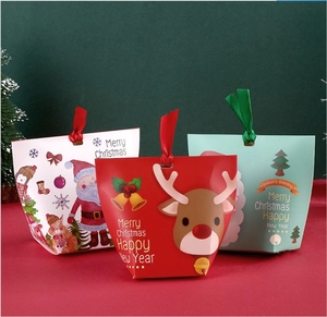 Gros plan de boîtes cadeaux de Noël festives avec rubans et illustrations dessinées à la main