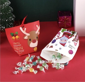 Sacs cadeaux de Noël festifs en papier avec motifs de renne et de Père Noël et bonbons