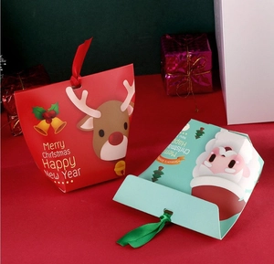Vue détaillée de boîtes cadeaux de Noël avec motifs renne et Père Noël et rubans de fermeture
