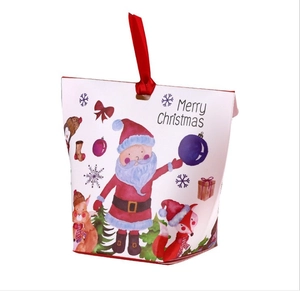 Détail de la boîte cadeau de Noël avec motifs festifs et ruban rouge élégant