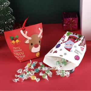 Boîtes cadeaux de Noël avec motifs de renne et Père Noël et rubans de transport rouges