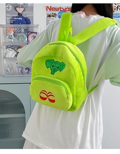 Dettaglio dello zaino in peluche verde neon con ricamo a elefante e morbida ecopelliccia