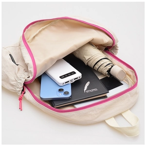 Binnenzicht van beige rugzak met grote capaciteit voor tablet, paraplu en accessoires