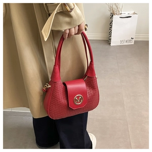 Detalle del bolso hobo trenzado rojo con solapa lisa y logotipo M dorado elegante