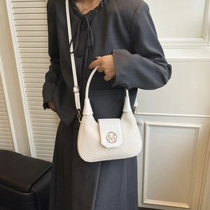 Bolso medialuna trenzado blanco con hebilla M dorada y correa de hombro desmontable