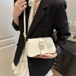 Schicke cremeweiße Achseltasche für Damen mit goldener Metallschnalle und schmalem Gurt