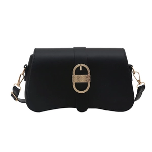 Minimalistische schwarze Leder-Umhängetasche mit goldener ovaler Schnalle auf weißem Grund