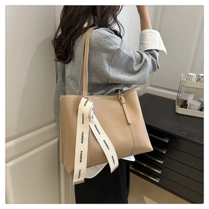 Elegante borsa tote in pelle beige con tracolla FASHION decorativa per uso quotidiano