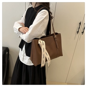Borsa tote in pelle marrone con nastro FASHION mostrata sulla modella per le dimensioni