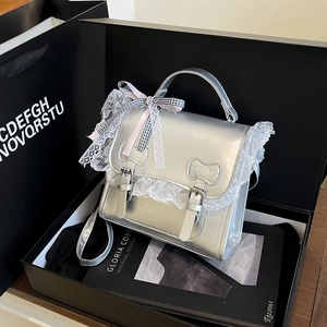 Mini sac à main argenté avec dentelle blanche et nœud dans un coffret cadeau