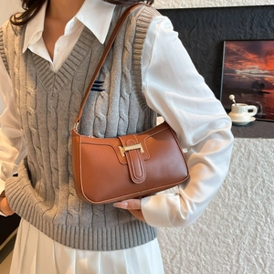 Sac bandoulière caramel style français avec boucle de ceinture et détails dorés