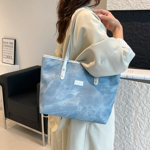 Borsa tote minimalista con trama in marmo blu di grande capacità portata a spalla