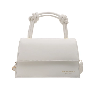 Minimalistische weiße Trapez-Handtasche mit geknoteten Griffen und verstellbarem Gurt