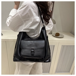 Dettaglio della borsa Hobo vintage nera con fibbia in metallo argento e pelle morbida