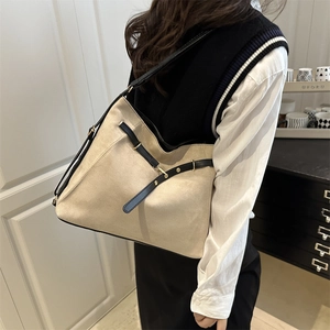 Minimalistische beige Wildleder-Tragetasche mit schwarzen Lederriemen für Damen im Stil