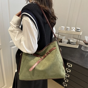 Grand sac hobo en daim vert foncé avec bandoulière en cuir marron et boucles dorées