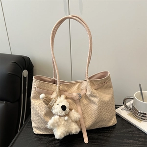 Sac Cabas Femme en Simili Cuir Tressé Grande Capacité Sac à Épaule Avec Pendentif Ours en Peluche Style Coréen Décontracté